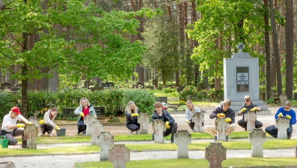 Vabadussõdalaste pühapaikade korrastamisse kaasati esimest korda ka koolinoored